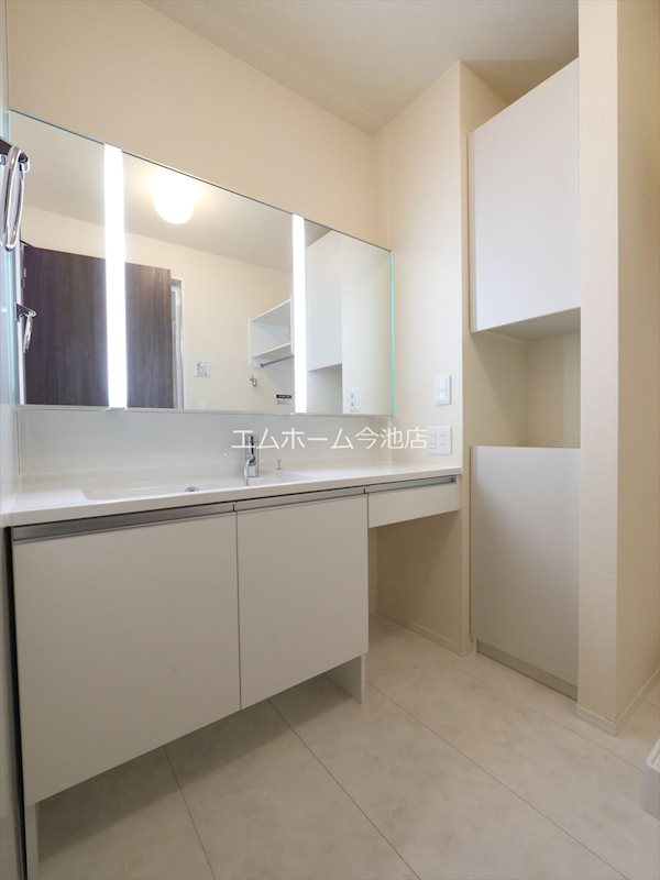 洗面設備　脱衣所　独立洗面台（シャンプードレッサー付）