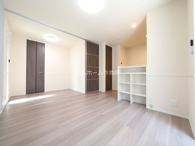 居室・リビング　LDK11.5帖　エアコン付　バルコニーに面しています