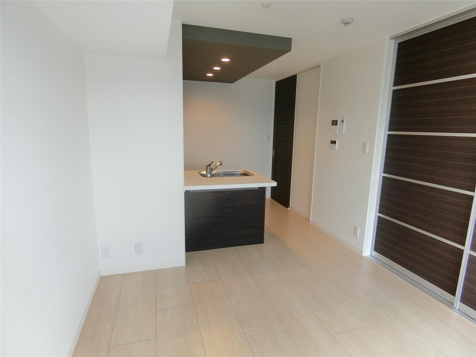 居室・リビング　人気の対面式キッチンのゆったりとしたリビング10.5帖♪（同