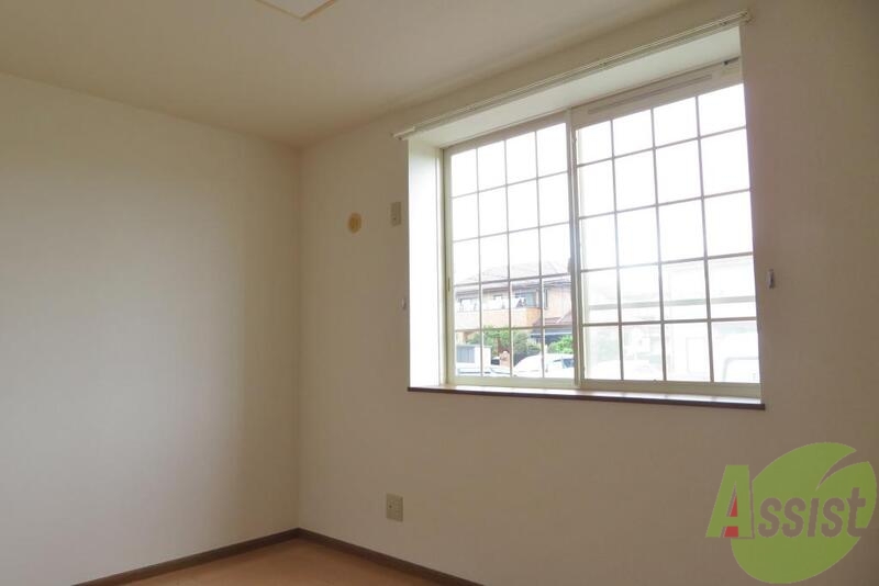 その他部屋・スペース　６．３帖の洋室です。窓が大きくて明るくていいですね～。