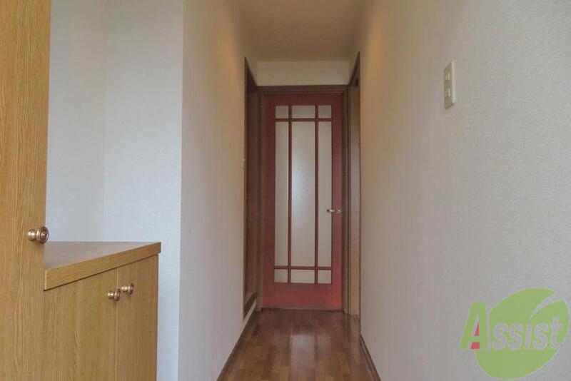 玄関　玄関からお部屋を見るとこんな感じ。戸がオシャレですね。