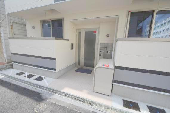 エントランス　オシャレなエントランスは安心のオートロック付きです。