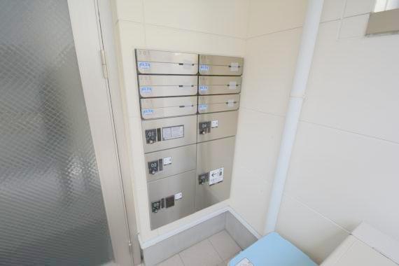 ロビー　ロビーにある各部屋毎のメールボックス。