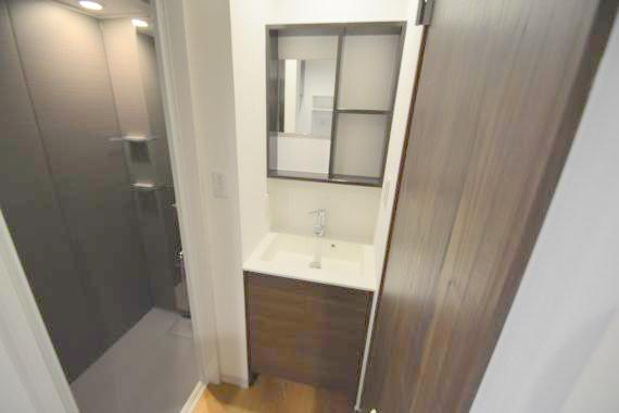 洗面設備　身支度が出来る独立洗面台です。