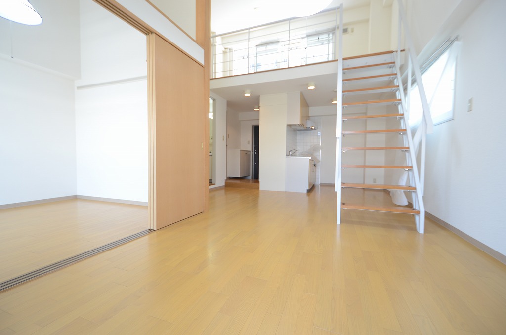 居室・リビング　エアコン付きで快適に過ごせます♪