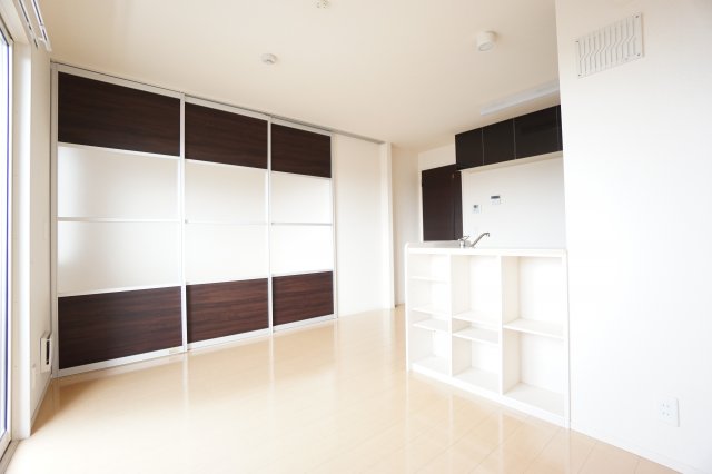 居室・リビング　※同物件、反転タイプの写真です。