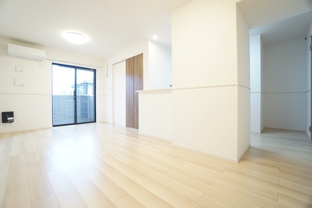 居室・リビング　※同物件、同タイプの写真になります（写真は角部屋です）。