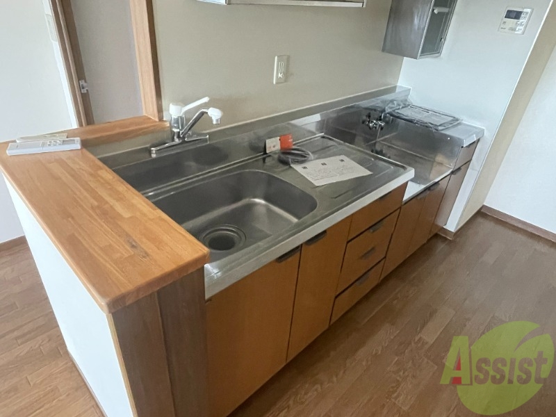 キッチン　収納が多く、広々としたキッチンになっていますね。