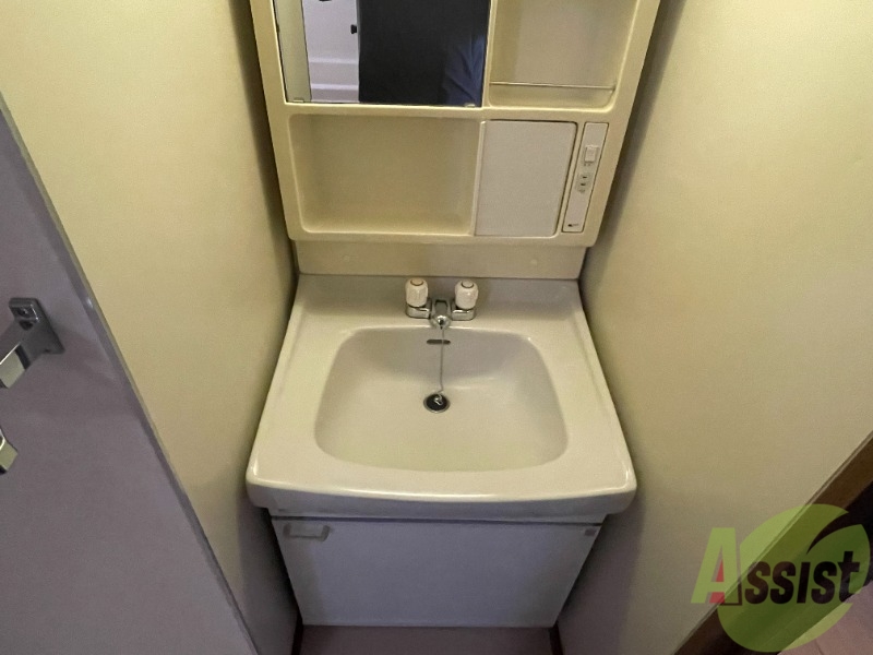 洗面設備　収納スペースがあるので、小物などを置けそうですね。