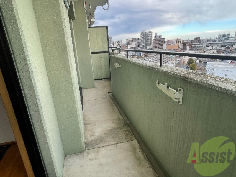 バルコニー　バルコニーには物干し竿も置けるので洗濯も外に干せますね。