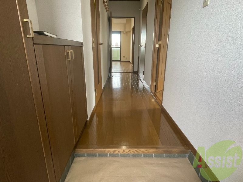 玄関　こちらは玄関から撮影しました。リビングからの光が差し込みます