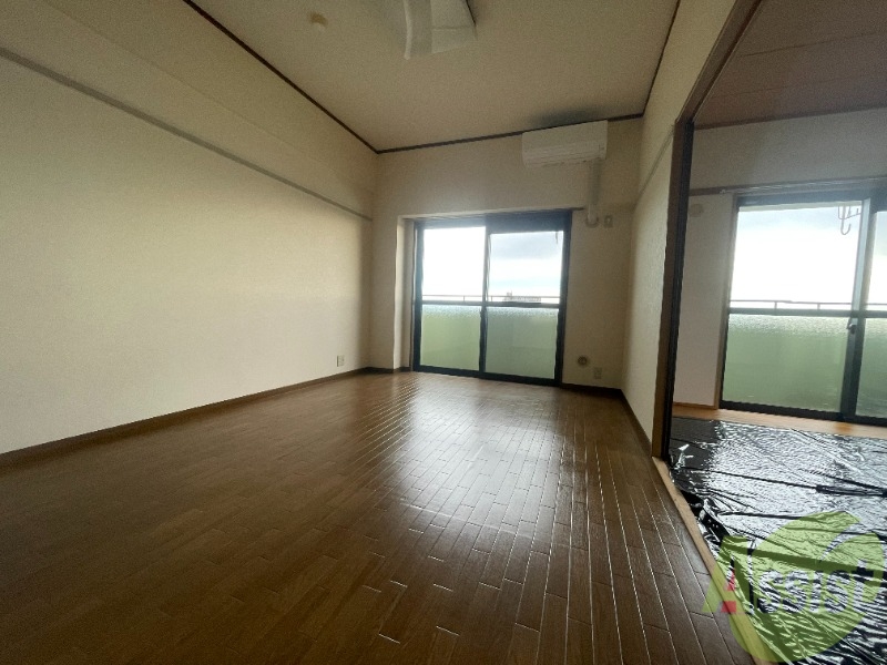 居室・リビング　こちらがリビングです。日当たりがよく、明るいお部屋ですね。