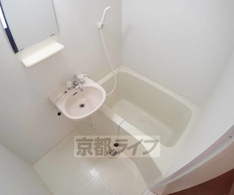 バス・シャワールーム　清潔感のあるバスルームです。