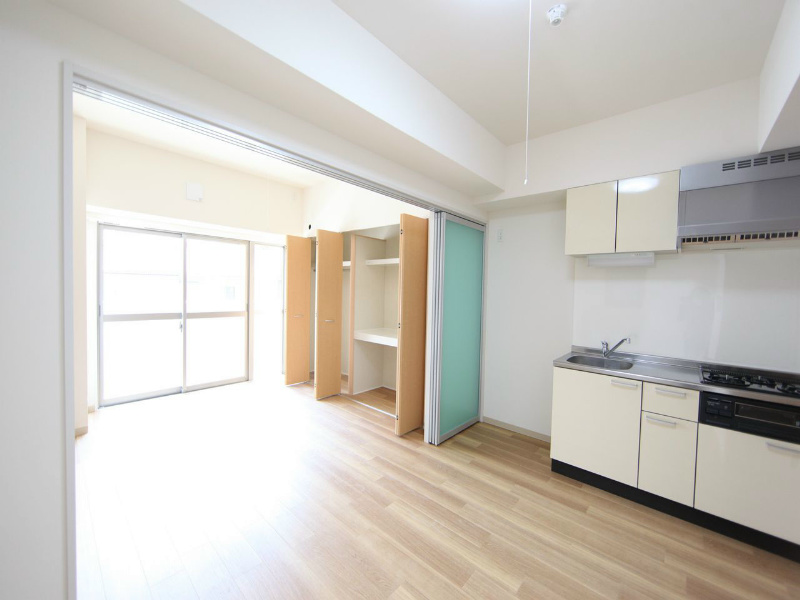 居室・リビング　ＤＫ6帖　洋室6.7帖とつなげても仕切っても使えます