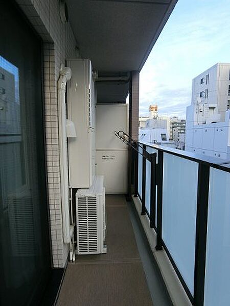 バルコニー　暖かな日差しのふりそそぐバルコニー