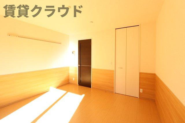 その他部屋・スペース　落ち着いた色調の寝室です