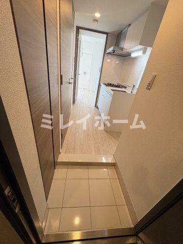 玄関　同建物内、別のお部屋の参考写真になります。