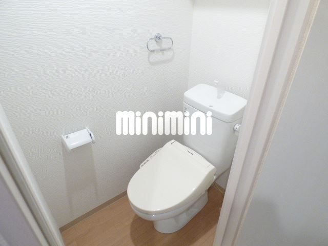 トイレ　上部に棚も付いていて収納便利です