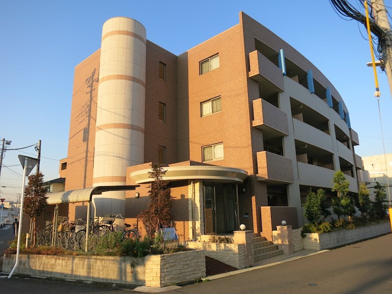 建物外観　鉄筋コンクリート造で災害にも強い建物です。直線と曲線を使い分