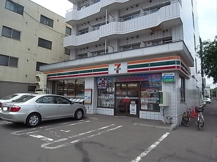コンビニ　セブンイレブン（コンビニ）まで490m