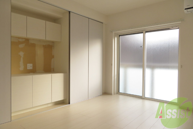 居室・リビング　大きな窓から入る光が明るい綺麗なお部屋ですね。