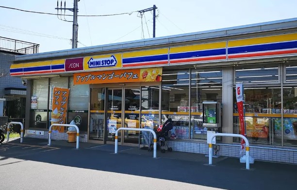コンビニ　ミニストップ 葉山御用邸前店（コンビニ）まで555m