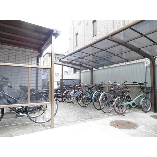 その他共有部分　駐輪場：2015年11月撮影