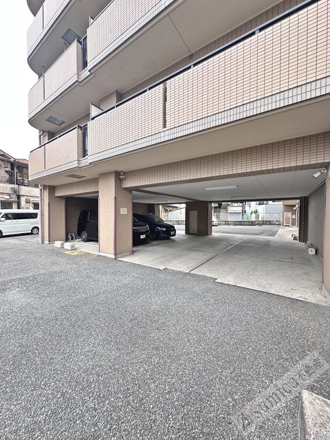 駐車場　屋根下区画もございます♪