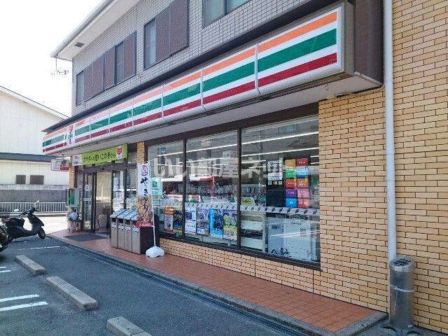 コンビニ　セブンイレブン 枚方津田駅前店（コンビニ）まで569m