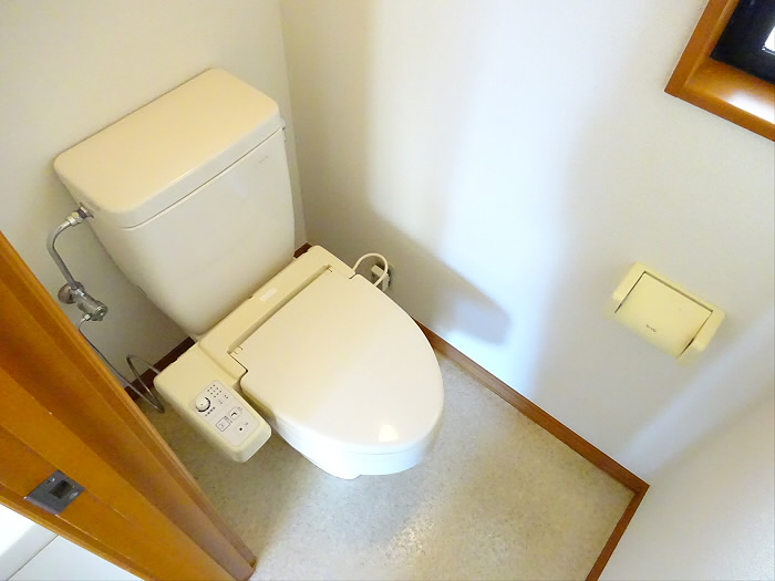 トイレ　落ち着いた色調のトイレです