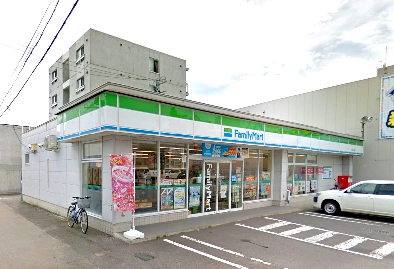 コンビニ　ファミリーマート札幌南12条店（コンビニ）まで205m