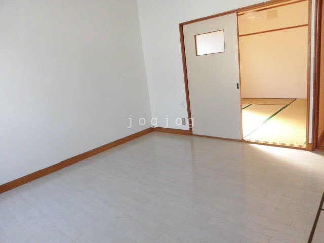 居室・リビング　日当たりの良い明るいお部屋です