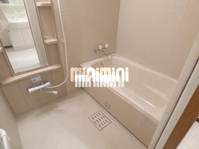 バス・シャワールーム　一日の疲れを癒す広々としたお風呂です。