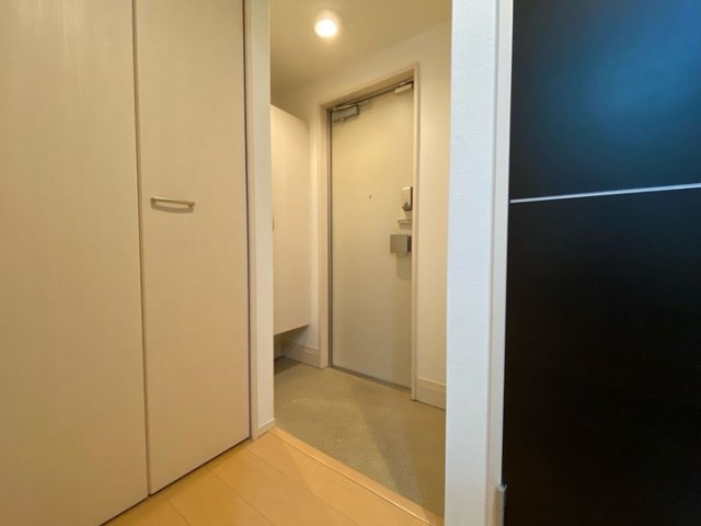 東急田園都市線 三軒茶屋駅 徒歩15分 3階建 築13年の玄関写真