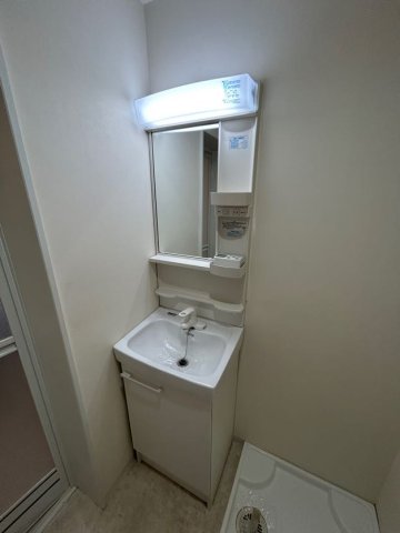 洗面設備　明るい洗面所です