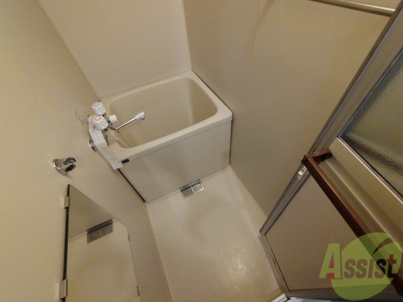 バス・シャワールーム　お風呂です。少し狭いですがシャワーするには十分ですね。