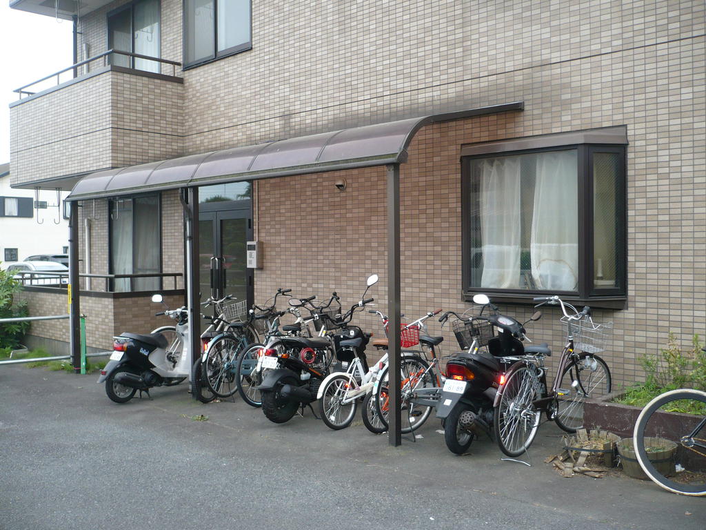 その他共有部分　屋根付き駐輪場です。中型バイクも相談ください。