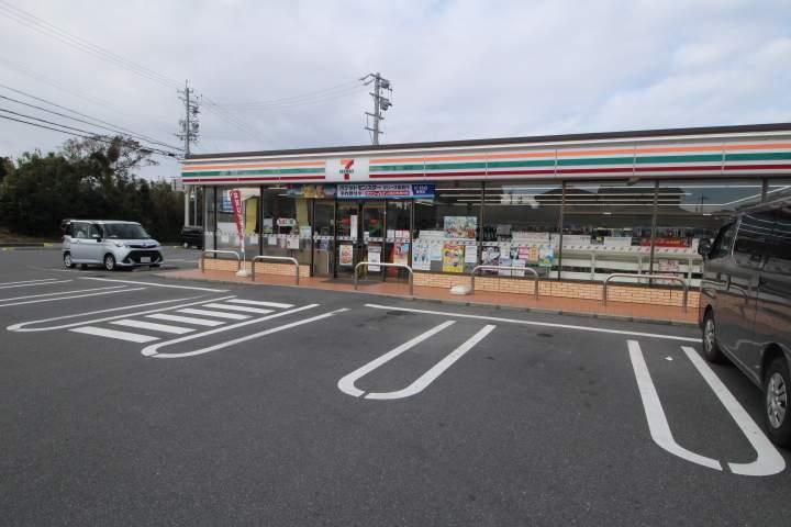 コンビニ　セブンイレブン（コンビニ）まで1135m