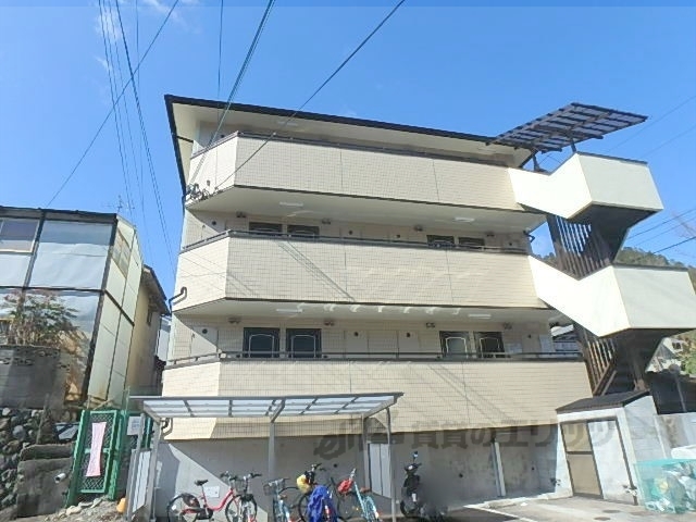 京都市左京区静市野中町のマンションの建物外観