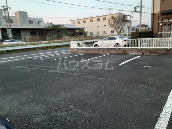 【豊川市住吉町のアパートの駐車場】