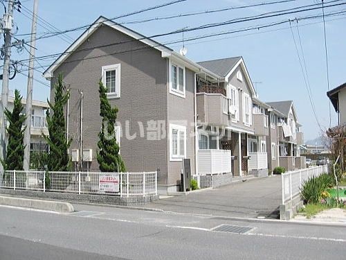 岩国市装束町のアパートの建物外観