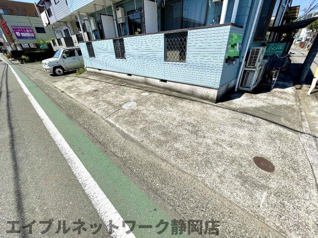 【静岡市葵区安東のアパートの駐車場】