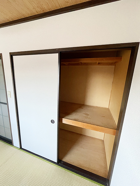 収納　☆中段付きの収納はお布団をしまうのに便利です！