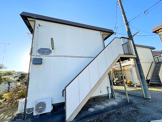 建物外観　☆白い建物の階段上がって２階のお部屋です！