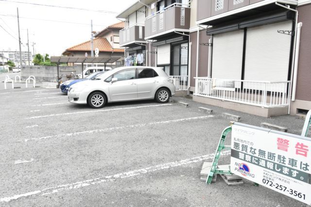 【堺市中区深井北町のアパートの駐車場】