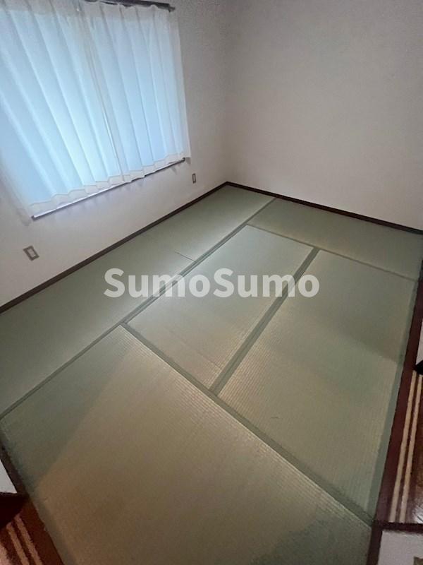 その他部屋・スペース　落ち着いた色調の寝室です