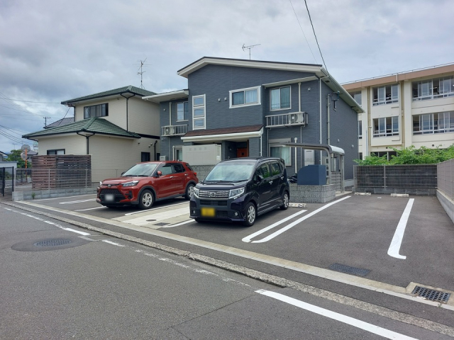 【東温市志津川のアパートの駐車場】