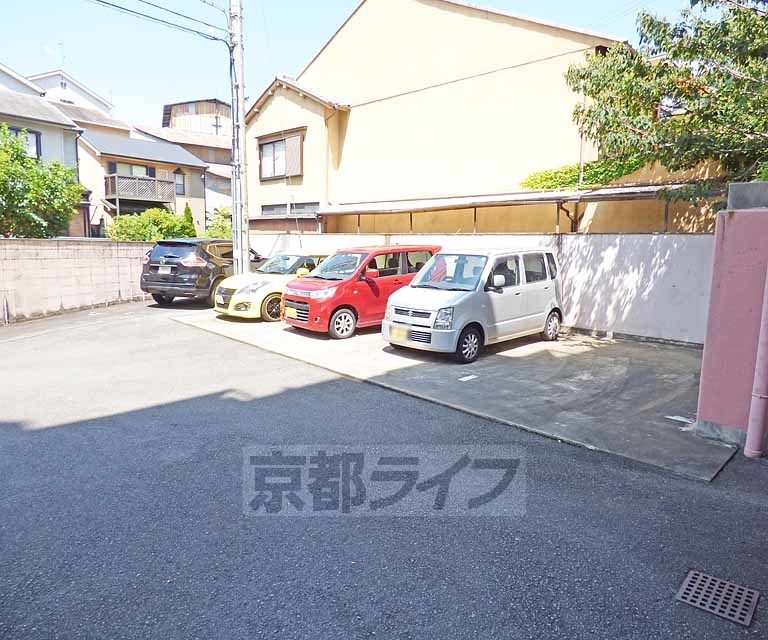 【京都市北区衣笠東開キ町のマンションの駐車場】