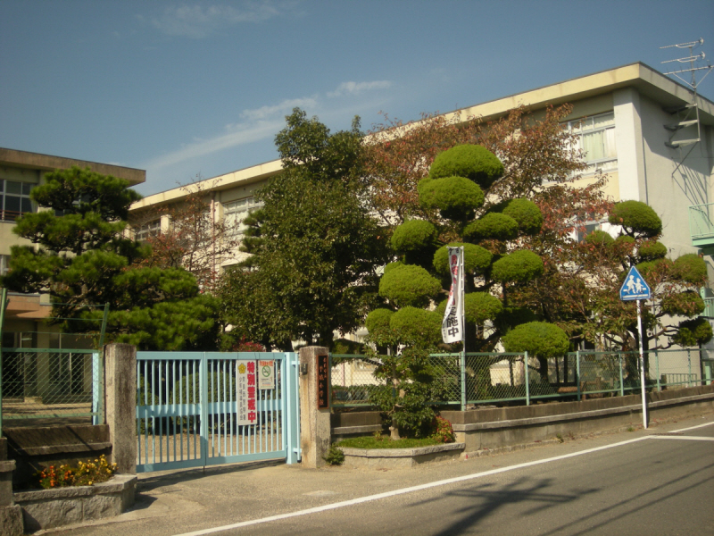 【奈良市中山町のアパートの小学校】