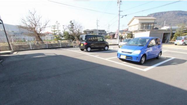 【高松市牟礼町牟礼のアパートの駐車場】